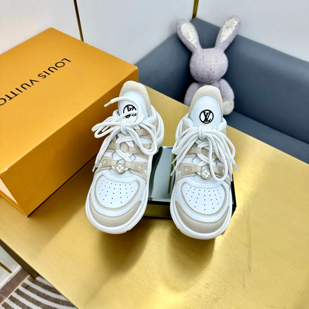 👟👟Ex-factory price 700👟👟 🔥🔥🔥Arch bridge top version LV donkey brand casual sports dad shoes and slippers The bold avant-garde design and the unique wavy outsole make the entire fashion circle coquettish. They are synonymous with new trends. They are touted as the coolest casual sneakers in history. Whoever wears them will become the most handsome person who turns heads. The heel is about 5.5cm high and the heel is about 8mm deep.  🌸 Imported fabric 🐂 leather ➕ Imported 🐐 leather ➕ Imported TPU splicing 🌸 Imported mesh lining ➕ Cow lining Outsole vacuum foaming and TPU combination 🌸 Size women's size 35-41